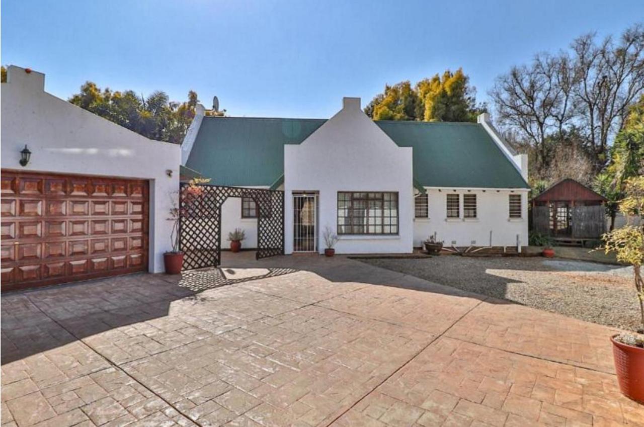 The Link Guest Lodge Kempton Park Exteriör bild