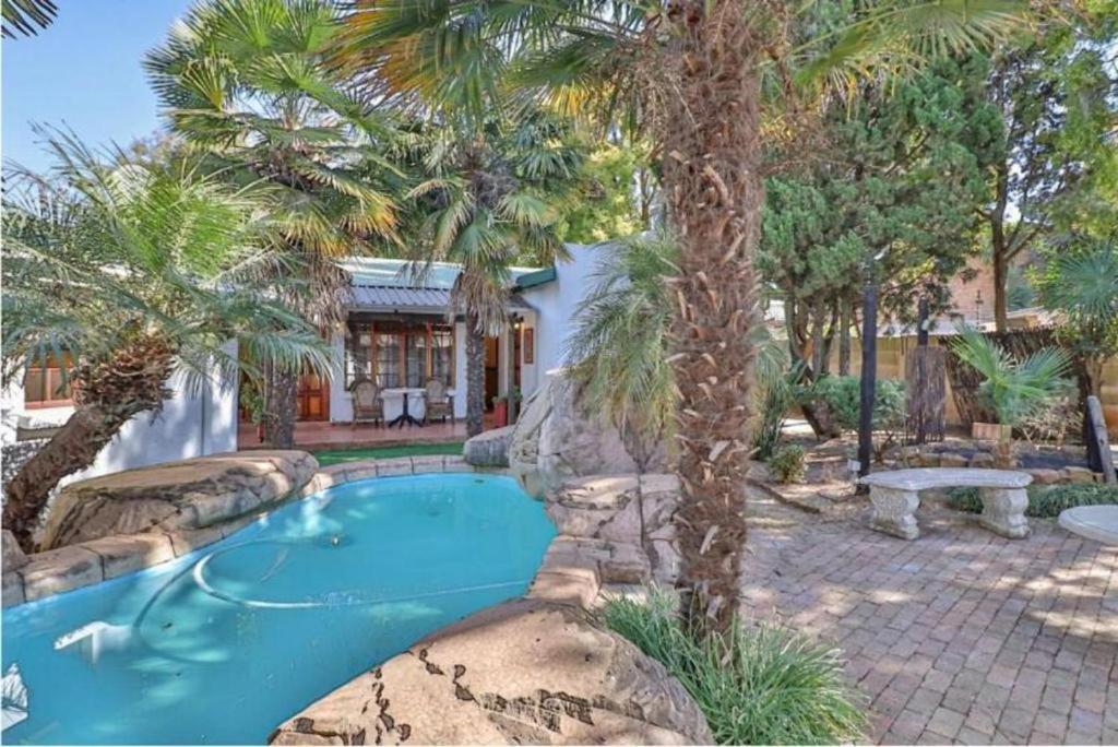 The Link Guest Lodge Kempton Park Exteriör bild